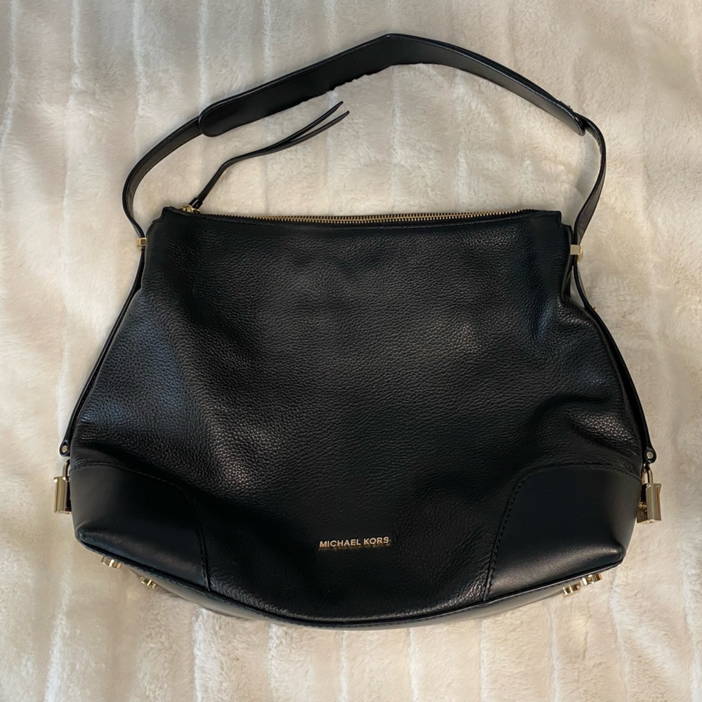 The perfect bag for every wardrobe!!! Michael Kors (Black Leather)